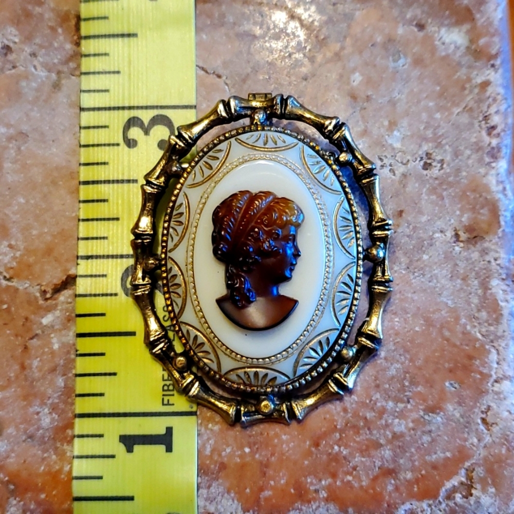 BeautifulCirca1950's Vintage brooch/slide, right faced cameo, perfect condition.